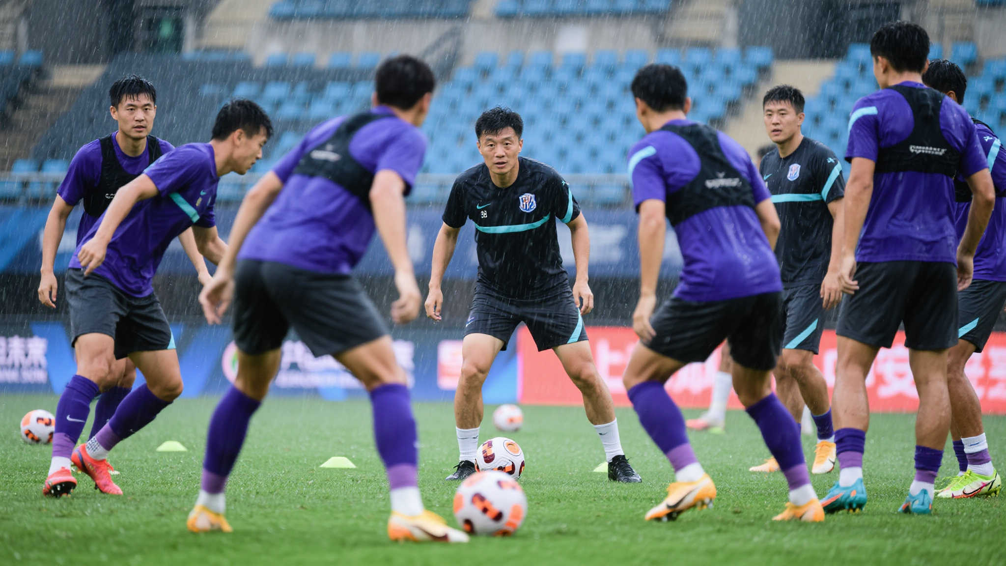 CCTV16直击申花对阵津门虎！于根伟雨中备战，路易斯吴曦再度联手